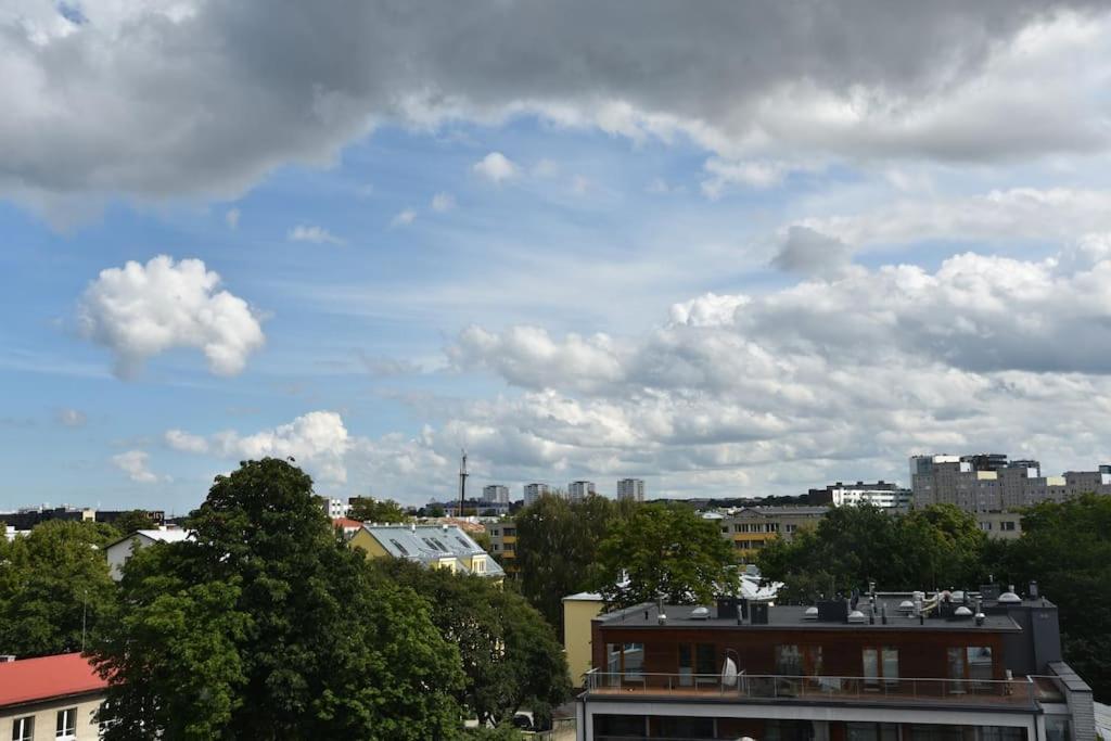Kahe Magamistoaga Ja Suure Elutoaga 3-Toaline Korter Vaatega Tallinna Aerikeskusele Exterior photo